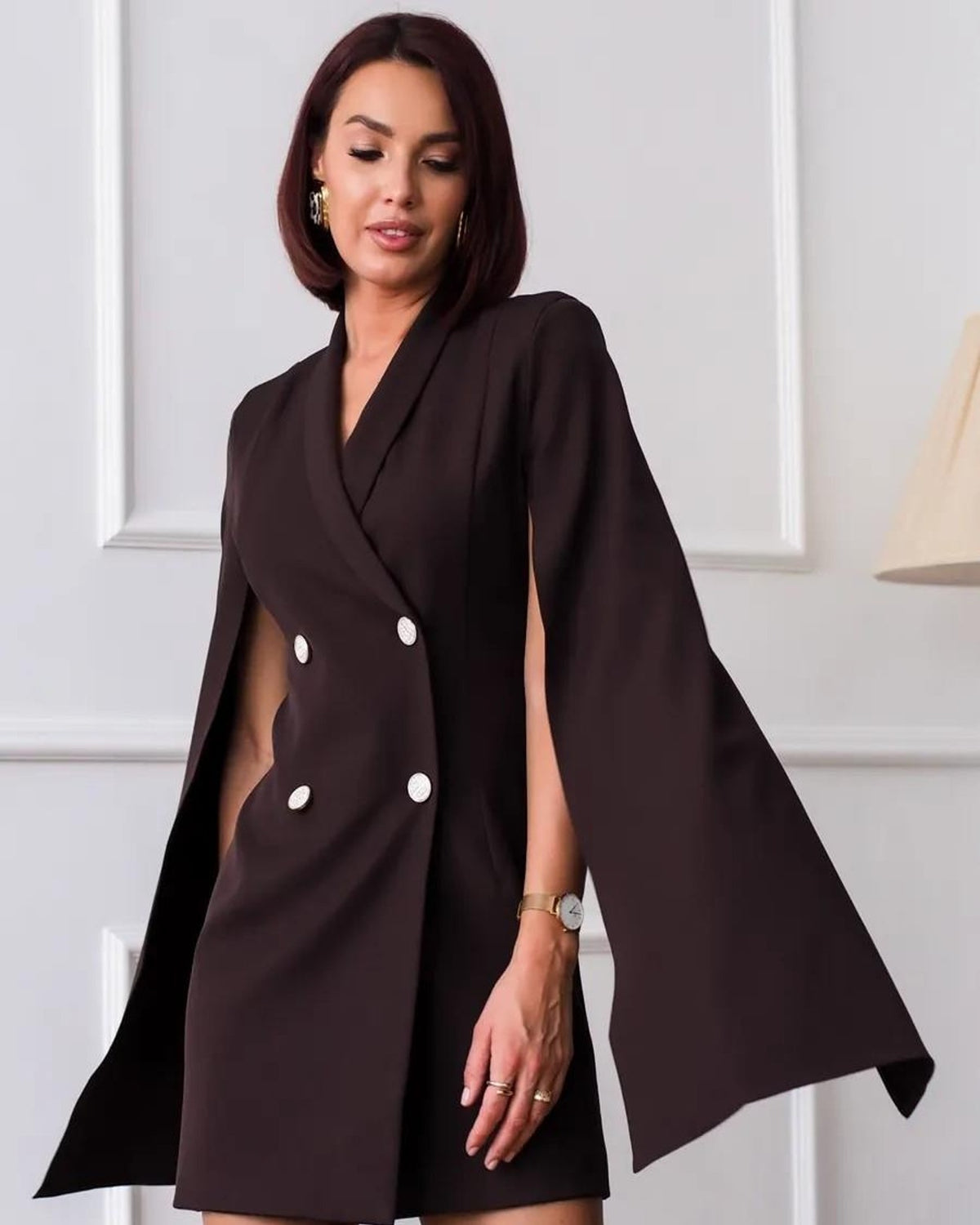 Blazer capa color chocolate cruzado con hombro estructurado, sastrería SALMOURE