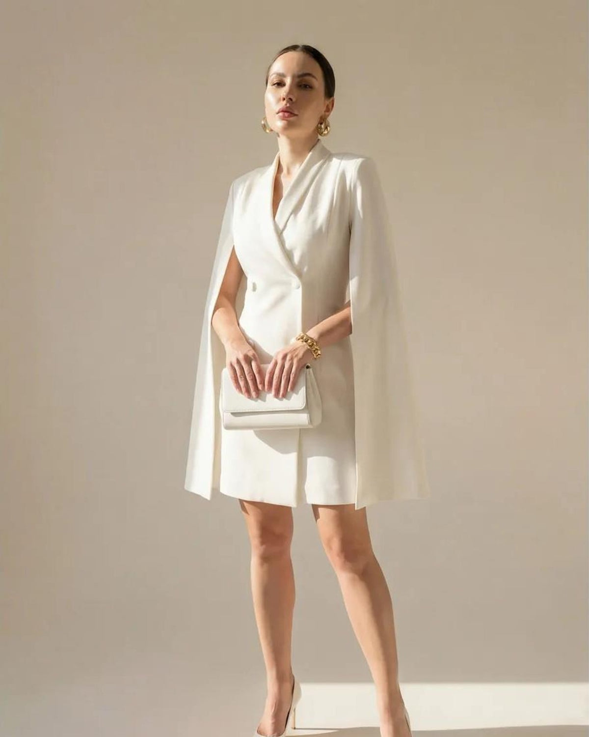 Blazer capa blanco, la pieza firma de SALMOURE