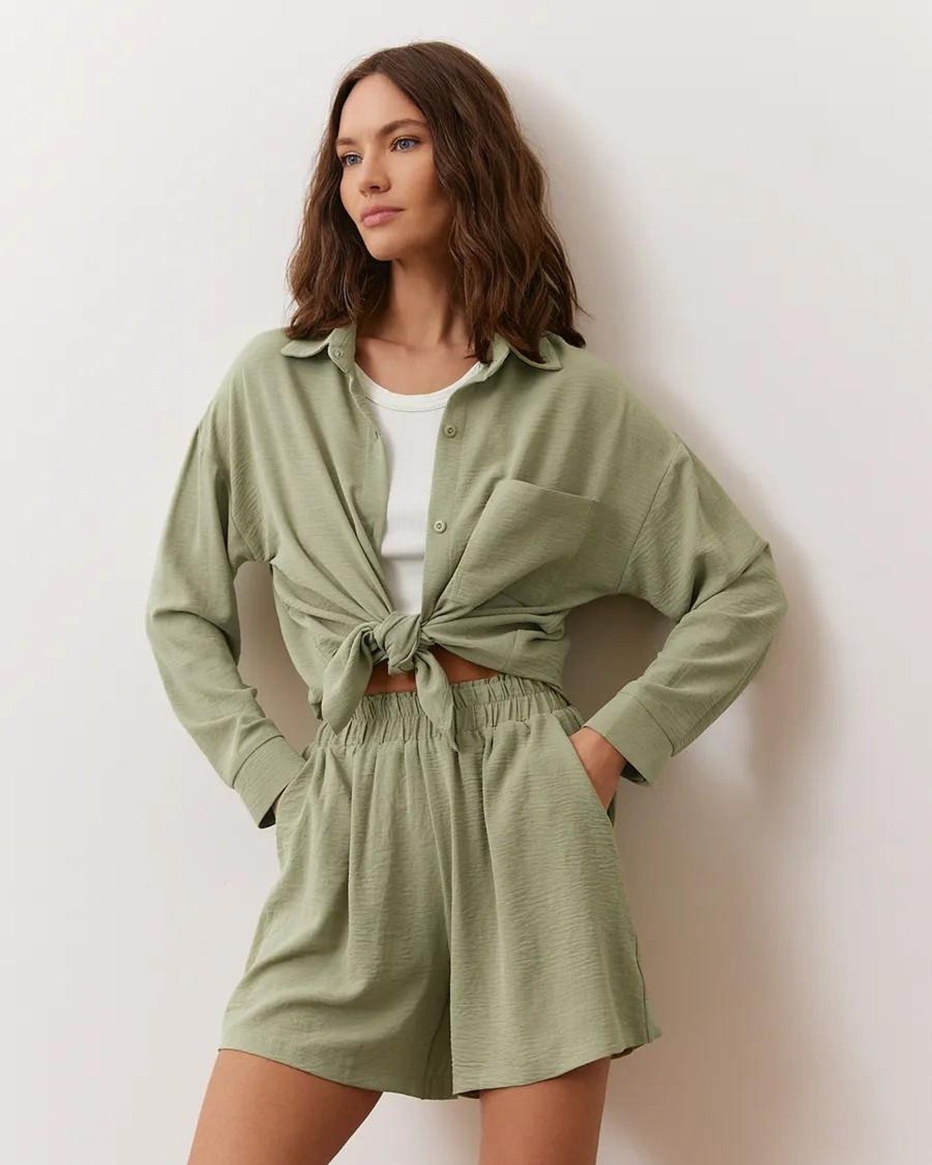 Conjunto de camisa y short en lino pistacho, luz natural lateral — SALMOURE